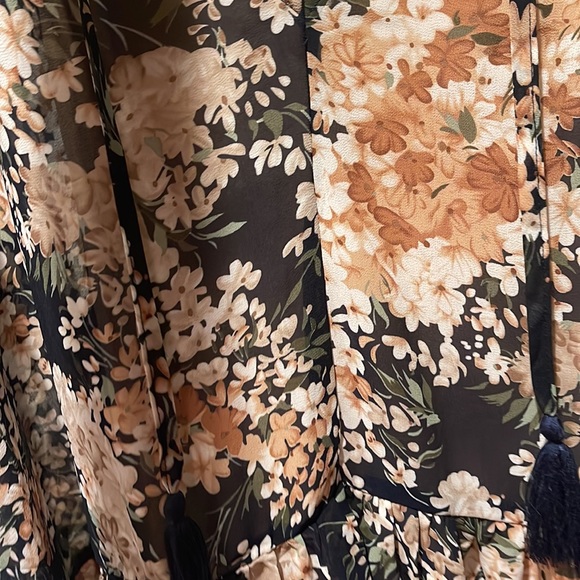 Beautiful Umgee Navy floral top. Large NWOT - Picture 11 of 12